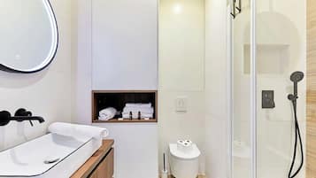 Secadora de cabello, toallas, jabón, papel de baño