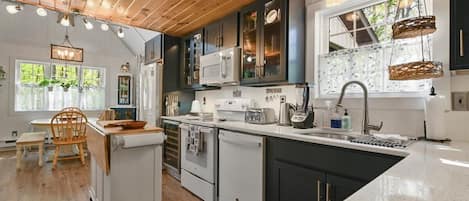 Jääkaappi, mikroaaltouuni, uuni, liesi