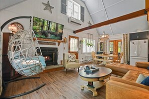 スマートテレビ、暖炉、書庫