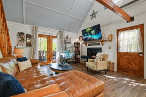 スマートテレビ、暖炉、書庫