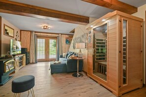 スマートテレビ、暖炉、書庫