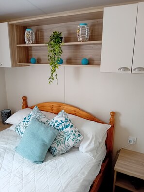 2 bedrooms - Cozy Chalet Sleeps 4 With Garden (New Quay)