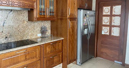 POSHEST QUITO, 2 BDR+FULL BTHR, 3 BEDS, LIVING ROOM 65" TV, FULL KITCHEN+LAUNDRY