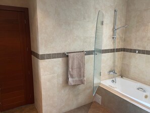 Towels, soap, shampoo, toilet paper - POSHEST QUITO, 2 BDR+FULL BTHR, 3 BEDS, LIVING ROOM 65" TV, FULL KITCHEN+LAUNDRY (Quito)