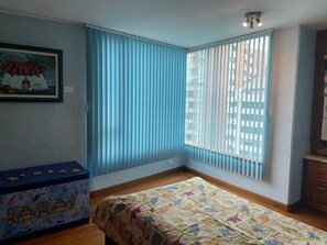 2 bedrooms, iron/ironing board, WiFi, bed sheets - POSHEST QUITO, 2 BDR+FULL BTHR, 3 BEDS, LIVING ROOM 65" TV, FULL KITCHEN+LAUNDRY (Quito)