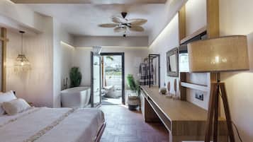 Suíte luxo, piscina particular, vista para o jardim | 1 quarto, roupas de cama de algodão egípcio, roupas de cama premium
