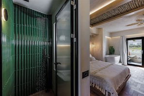 Phòng Suite Deluxe, hồ bơi riêng, quang cảnh vườn | Phòng tắm | Đồ dùng nhà tắm miễn phí, máy sấy tóc, áo choàng tắm