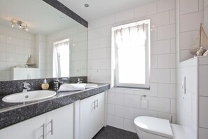 Suihku, hiustenkuivaaja, pyyhkeet