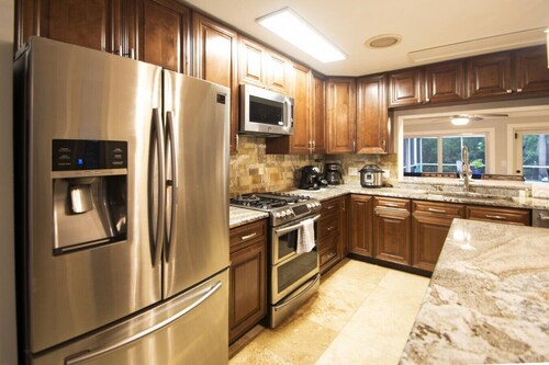 NEW! Waterfront Heated Pool, Kayaks, Fishing Pier.