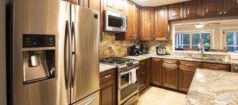 NEW! Waterfront Heated Pool, Kayaks, Fishing Pier.