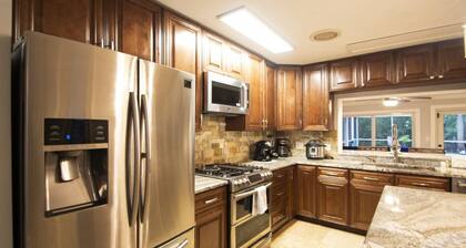 NEW! Waterfront Heated Pool, Kayaks, Fishing Pier.