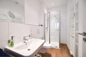 Regadera y secadora de cabello 