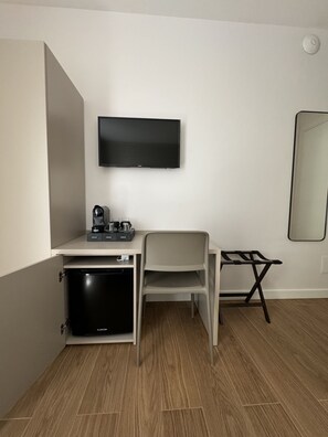 Hypo-allergenic bedding, in-room safe, desk, laptop workspace - Relais Sole (Naples)