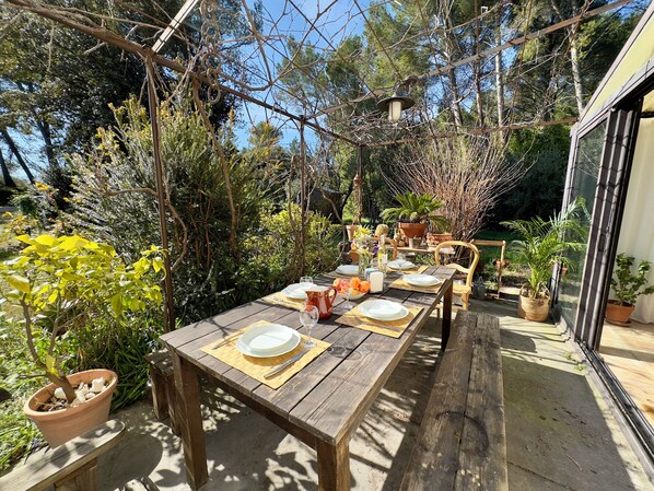 Outdoor dining - Grande Maison de Caractère en Plein Coeur de la Provence (Villeneuve-lès-Avignon)