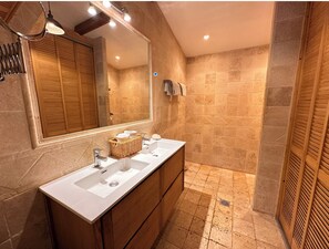 Dusj, hårføner, håndklær og såpe