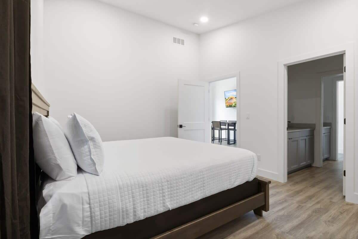 5 bedrooms, iron/ironing board, WiFi, bed sheets