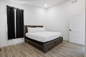 5 bedrooms, iron/ironing board, WiFi, bed sheets
