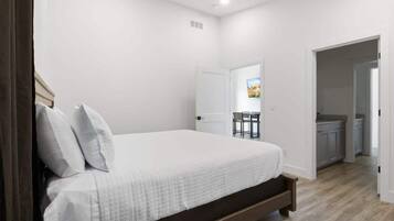 5 bedrooms, iron/ironing board, WiFi, bed sheets