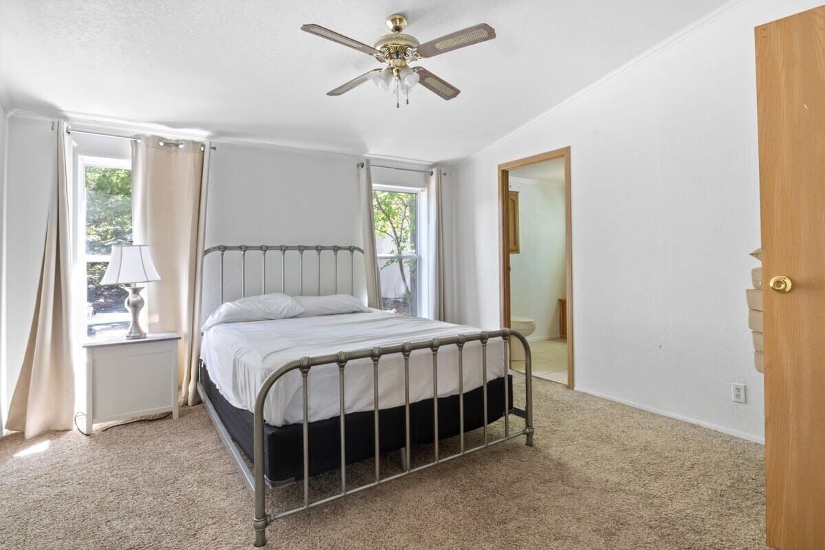 6 bedrooms, WiFi, bed sheets