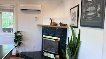 Chalet Confort | Zona de estar | Una chimenea