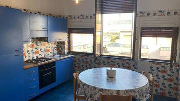 KĂŒhlschrank, Ofen, Herdplatte, Wasserkocher mit Kaffee-/Teezubehör