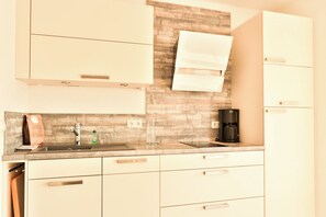 Køleskab, mikrobølgeovn, opvaskemaskine, kaffe-/temaskine