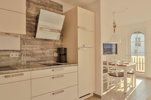 Geladeira, micro-ondas, lava-louças, cafeteira/chaleira