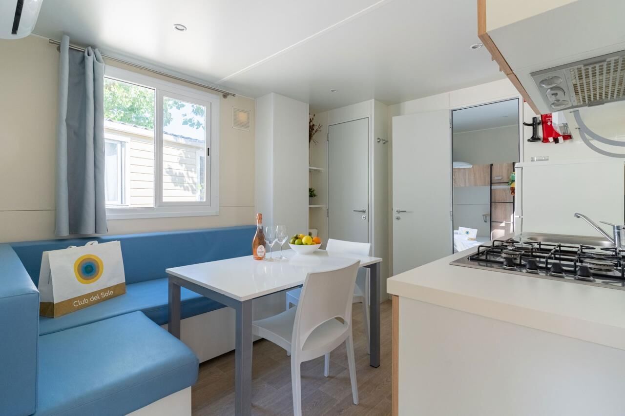 Kjøleskap, mikrobølgeovn, kokeplater og høy barnestol