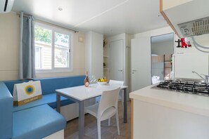 Réfrigérateur, micro-ondes, plaque de cuisson, chaise haute