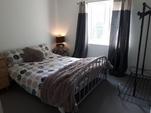 2 bedrooms, bed sheets - Modern townhouse with gas combi boiler heating system,private parking and garden (Bramley)