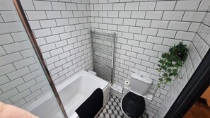 Bathroom - Charming 4-bed House in Wednesbury (Wednesbury)