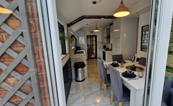 House | Private kitchen | Fridge, microwave, oven, stovetop