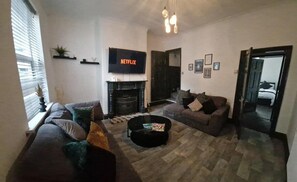 Living area - Charming 4-bed House in Wednesbury (Wednesbury)