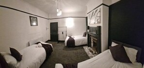 4 bedrooms, free WiFi, bed sheets - Charming 4-bed House in Wednesbury (Wednesbury)