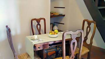 Panoramic-Vierbettzimmer, Talblick | Minibar (mit einigen kostenlosen Artikeln), individuell dekoriert