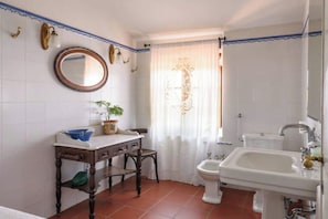 Panoramic Quadruple Room, Valley View | Bathroom - Palazzo Ninci (Civitella in Val di Chiana)