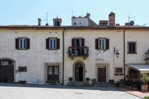 Front of property - Palazzo Ninci (Civitella in Val di Chiana)