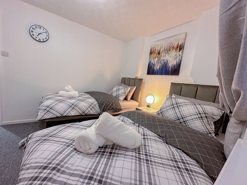 Elegant Home in Milton Keynes, UK! Beautifully decorated for your comfort!