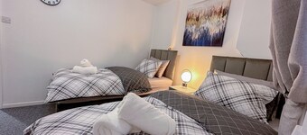 Elegant Home in Milton Keynes, UK! Beautifully decorated for your comfort!