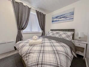 2 quartos, ferros/tábuas de passar roupa, berço de viagem