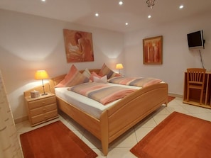 1 bedroom, individually furnished, iron/ironing board - To the Vineyard in Grosskarlbach-pfalz (Grosskarlbach)