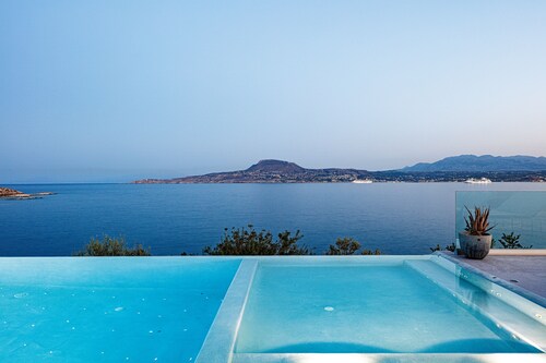 Modern Villa Overlooking the Aegean.
Next to the sea. 