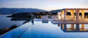 Modern Villa Overlooking the Aegean.
Next to the sea. 