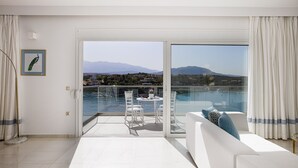 Un salon moderne avec un balcon donnant sur un paysage montagneux magnifique.