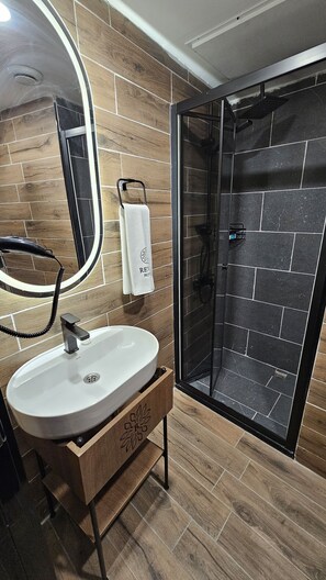 Habitación económica con 1 cama matrimonial o 2 individuales | Baño | Regadera, secadora de cabello, pantuflas, toallas 