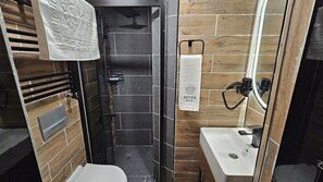 Douche, séchoir à cheveux, pantoufles, serviettes fournies