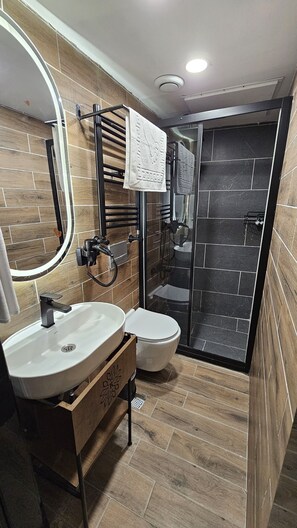 Dusche, Haartrockner, Hausschuhe, Handtücher