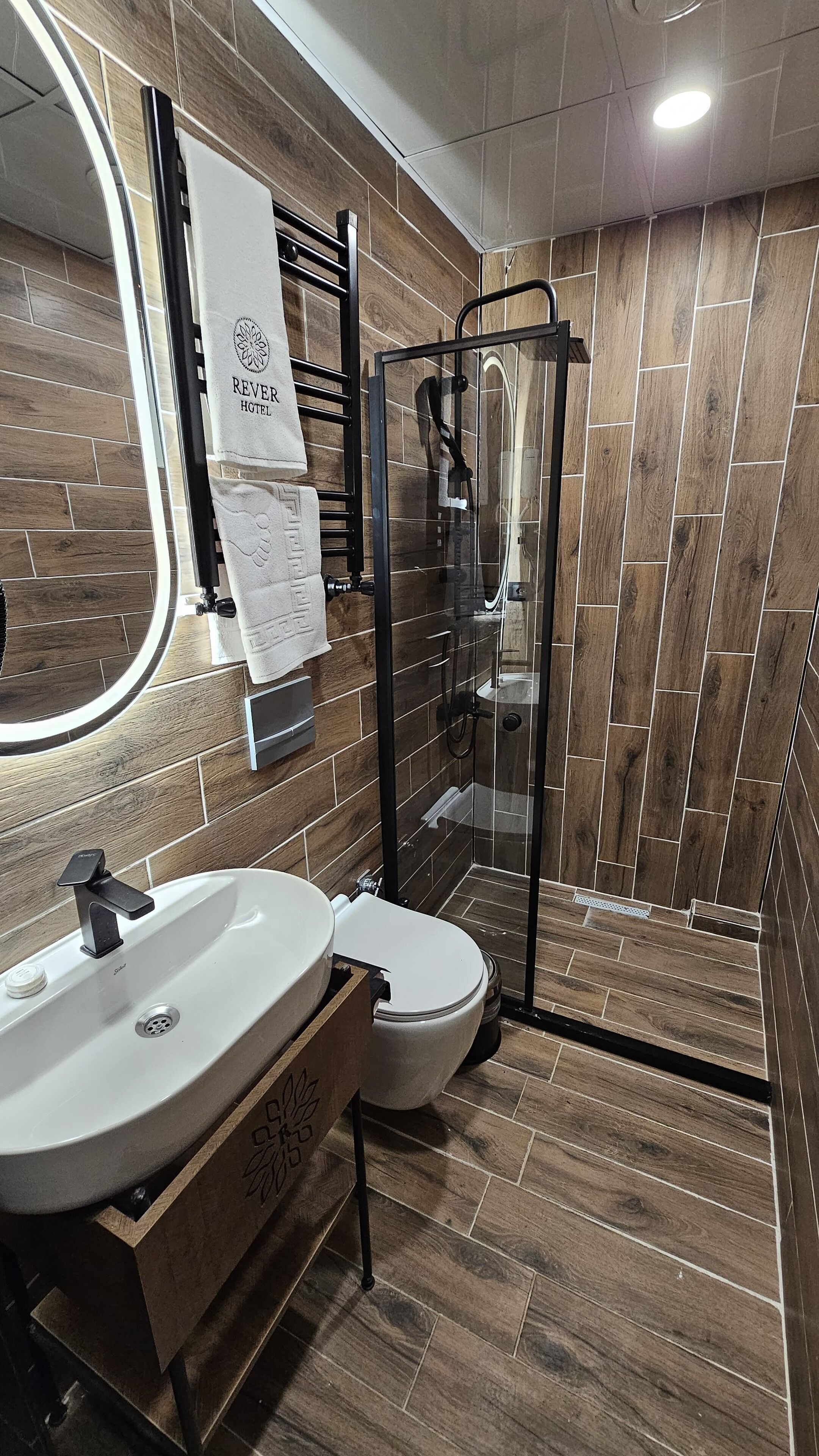 シャワー、ヘアドライヤー、スリッパ、タオル