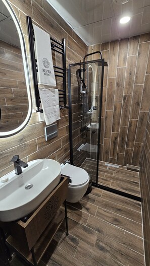 Ducha, secador de pelo, pantuflas, toallas