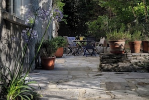 Outdoor dining - Shelburne Lodge, Georgian House, Garden, Parking, 5 min Walk from Kenmare Town (Kenmare)